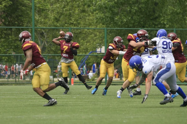 Partita di football americano tra lupi e drago blu — Foto Stock