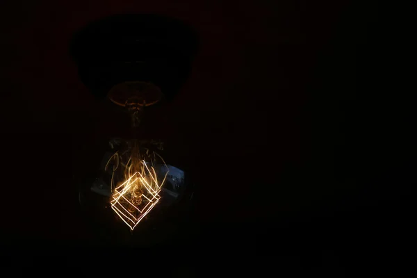 Παλιά καθαρό φως λαμπτήρα πυράκτωσης που λάμπει στο σκοτάδι — Φωτογραφία Αρχείου