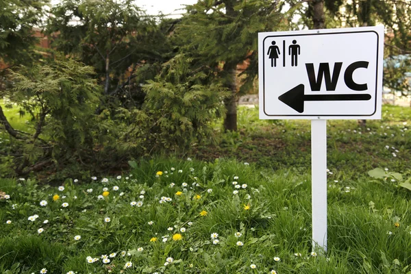Toilettenschild in der Natur für Mann und Frau — Stockfoto