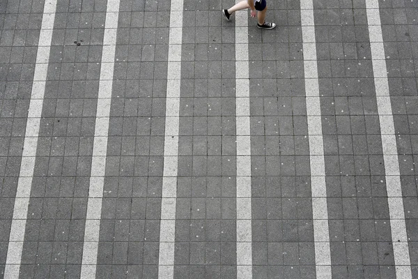 Hombre caminando en la perspectiva de pájaro pasarela — Foto de Stock