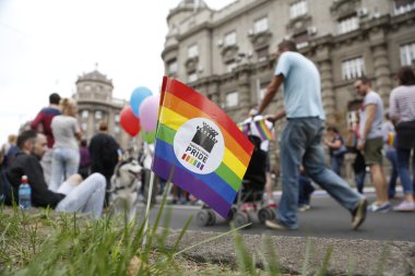 Belgrad'da Lgbt gurur geçit töreni sırasında insanlar
