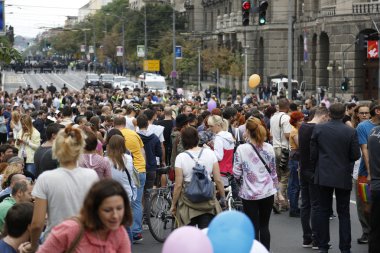 Belgrad'da Lgbt gurur geçit töreni sırasında insanlar