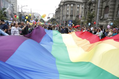 Belgrad'da Lgbt gurur geçit töreni sırasında insanlar