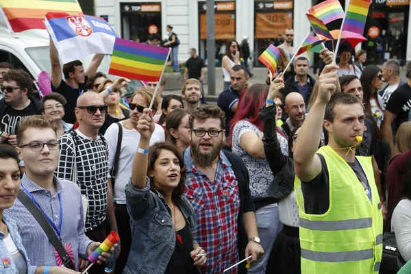 Pessoas durante o desfile de orgulho do Lgbt em Belgrado — Fotografia de Stock