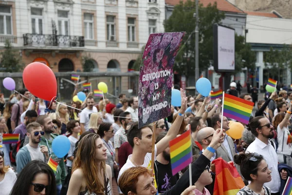 Pessoas durante o desfile de orgulho do Lgbt em Belgrado — Fotografia de Stock