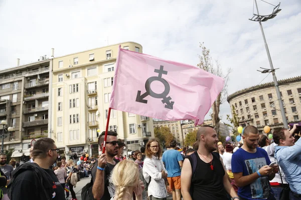 Pessoas durante o desfile de orgulho do Lgbt em Belgrado — Fotografia de Stock