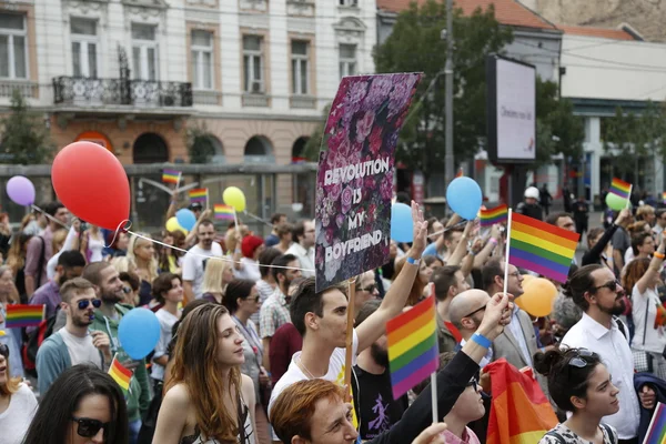 La gente durante la sfilata dell'orgoglio della Lgbt a Belgrado Fotografia Stock