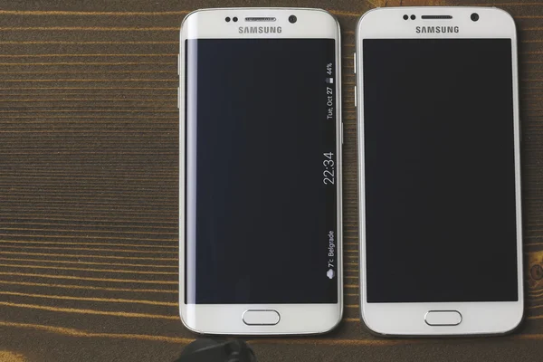 Tiro de blanco Samsung Galaxy S6 y Edge en la mesa de madera — Foto de Stock