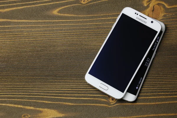 Tiro de blanco Samsung Galaxy S6 y Edge en la mesa de madera — Foto de Stock