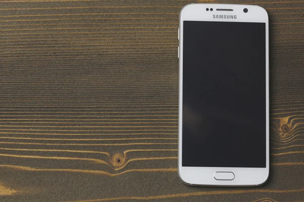 Tiro de blanco Samsung Galaxy S6 en mesa de madera — Foto de Stock