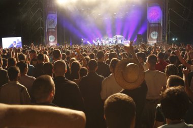 Bira Festivali seyirci arkadan görünüm