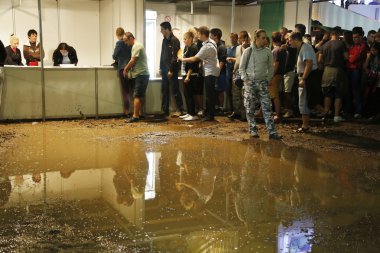 Seyirciler göl bira fest'yanındaki yağmurda