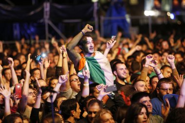 Çocuk seyirciler İrlanda bayrağı ile