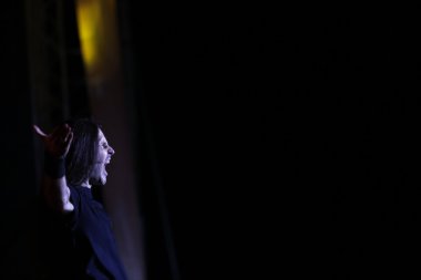 Şarkıcı sanatçı sahnede bira Fest