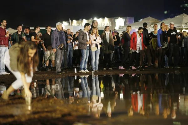 Seyirciler göl bira fest'yanındaki yağmurda — Stok fotoğraf