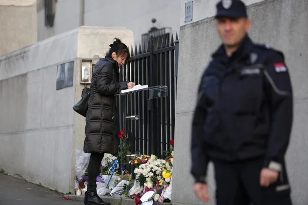 Gente en Belgrado rinde homenaje a las víctimas en París — Foto de Stock