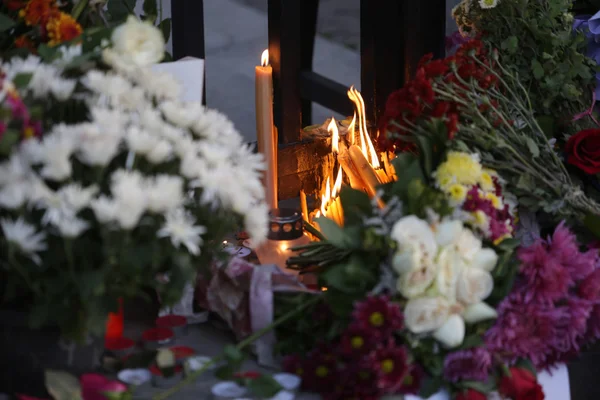 Lidé v Bělehradě platit pocta obětem v Paříži — Stock fotografie