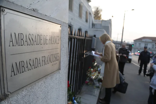 Gente en Belgrado rinde homenaje a las víctimas en París — Foto de Stock