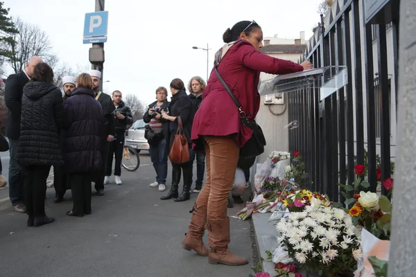 Люди в Белграді платити данину жертв в Парижі — стокове фото