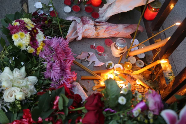 Emberek Belgrád fizetni tiszteletére az áldozatok Párizsban — Stock Fotó