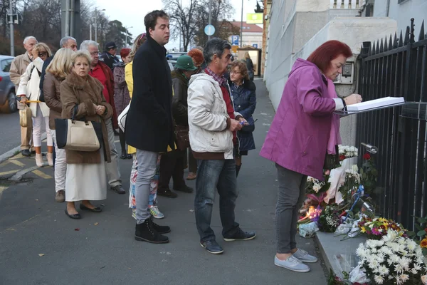 Emberek Belgrád fizetni tiszteletére az áldozatok Párizsban — Stock Fotó