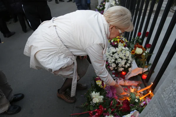 La gente a Belgrado rende omaggio alle vittime a Parigi Fotografia Stock