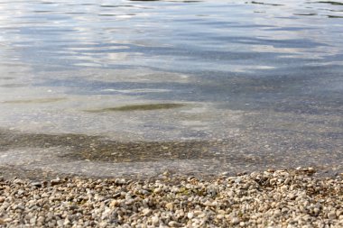 Göl su ve çakıl plaj