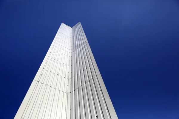 Dettaglio architettonico in metallo d'acciaio una geometria moderna con sfondo cielo blu con spazio copia Immagini Stock Royalty Free