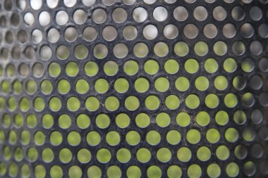 Özet satırları ve metal mesh desen yeşil çim arka plan