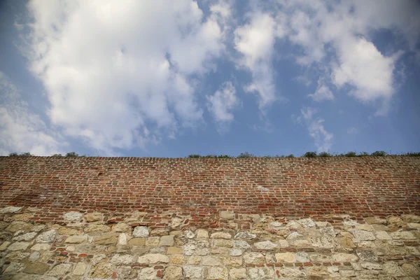 Vieux grand mur contre le ciel bleu avec espace de copie — Photo