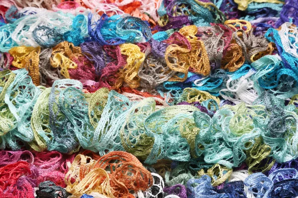 Много различных цветов в одном месте вязаный цветной шарф — стоковое фото