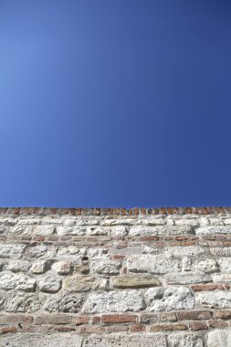 Kopya alanı ile mavi gökyüzü karşı büyük duvar eski