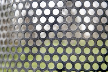 Özet satırları ve metal mesh desen yeşil çim arka plan