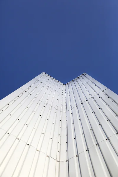 建筑细部的钢金属现代几何与蓝蓝的天空背景与副本空间 — 图库照片