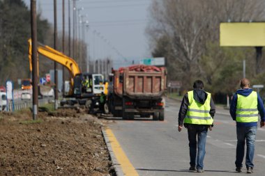 Sofya, Bulgaristan - 20 Nisan 2015: Otoyol bakım personeli.
