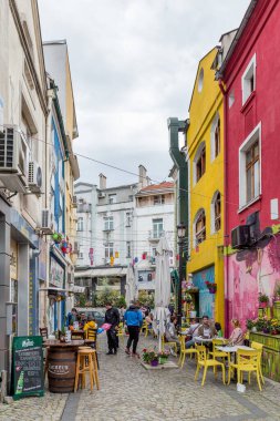 PLOVDIV, BULGARIA - 8 Mayıs 2021: Bulgaristan 'ın Filibe kentindeki Kapana ilçesinde insanlar güzel bir havanın keyfini çıkarıyorlar