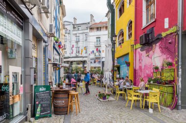 PLOVDIV, BULGARIA - 8 Mayıs 2021: Bulgaristan 'ın Filibe kentindeki Kapana ilçesinde insanlar güzel bir havanın keyfini çıkarıyorlar