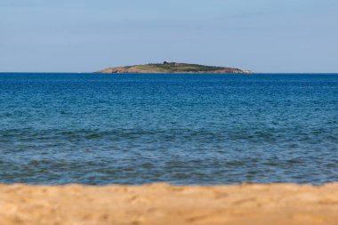 Bulgaristan 'ın Sozopol kenti yakınlarındaki Aziz İvan adasının genel manzarası.