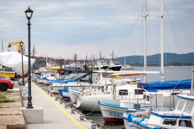 Birçok renkli tekneyle Sozopol rıhtımının genel görünümü.