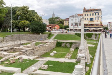 PLOVDIV, BULGARIA, 18 Haziran 2021: Bulgaristan 'ın başkenti Filibe' de güneşli havanın tadını çıkaran insanlar.