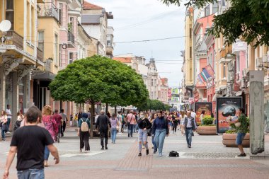 PLOVDIV, BULGARIA, 18 Haziran 2021: Bulgaristan 'ın başkenti Filibe' de güneşli havanın tadını çıkaran insanlar.