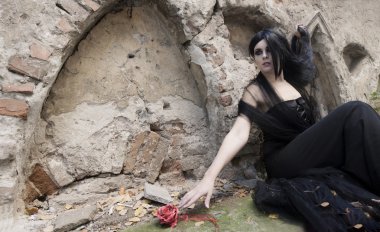 Halloween gizemli Gotik kadın giyinmiş