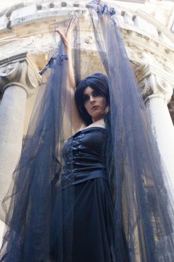 Halloween gizemli Gotik kadın giyinmiş