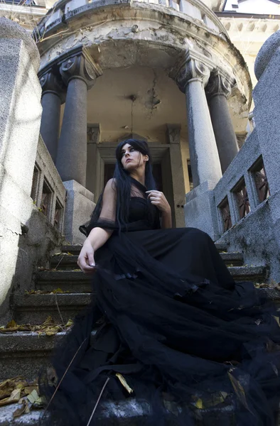 Halloween geheimnisvoll gekleidete gotische Frau — Stockfoto