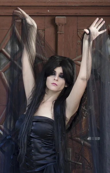 Halloween geheimnisvoll gekleidete gotische Frau — Stockfoto