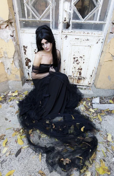 Halloween mystérieuse robe gothique femme — Photo