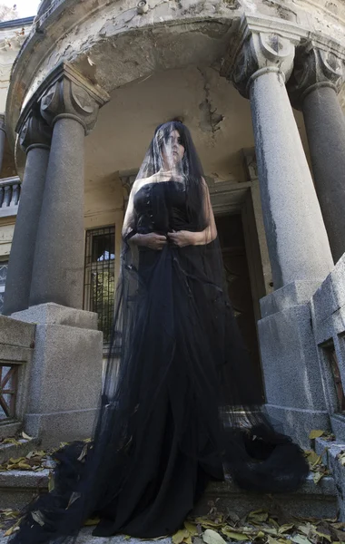 Halloween mujer gótica vestida misteriosa —  Fotos de Stock