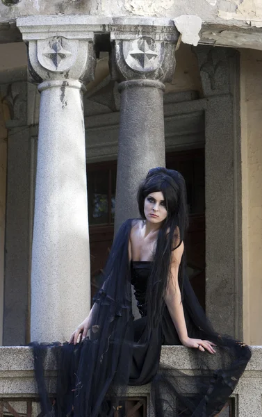 Halloween mystérieuse robe gothique femme — Photo