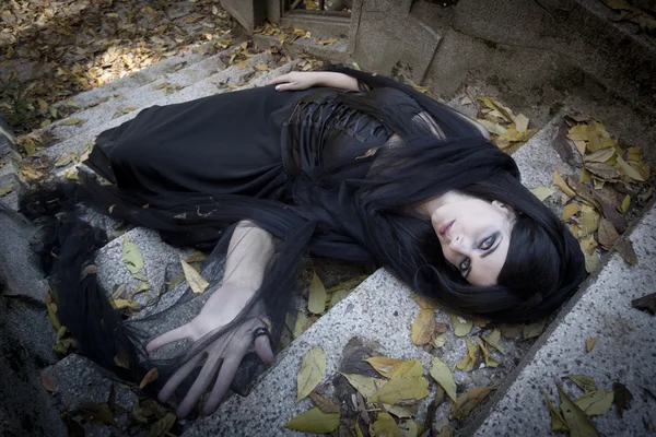 Halloween gizemli Gotik kadın giyinmiş
