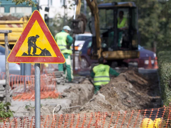 Caution Digging Sign Workers — Stock Photo, Image